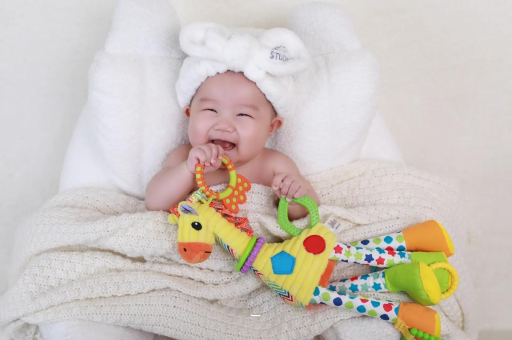 慈利三个月宝宝正确抱姿